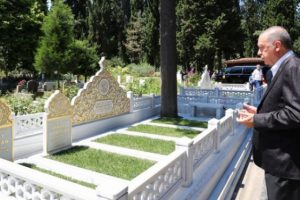 Cumhurbaşkanı Erdoğan'dan kabir ziyareti