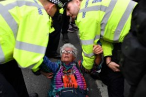 Londra'da 700'e yakın gözaltı