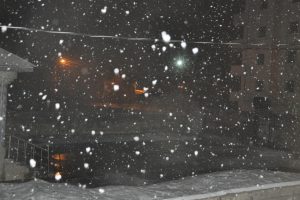 Hakkari'de lapa lapa yağan kar yağışı şaşırttı