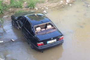 Bariyerleri aşıp Irlamaz Çayı'na uçtu: 2 yaralı