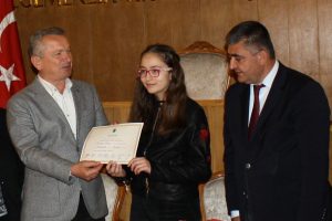 İlk çocuk belediye başkanı mazbatasını aldı