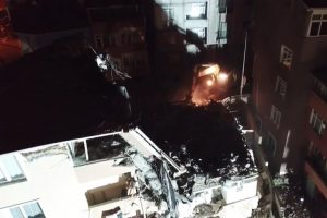 Kağıthane'de 5 katlı binanın yıkımı sürüyor