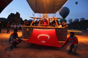 Kapadokya'da balonlar 23 Nisan için Türk Bayraklarıyla havalandı