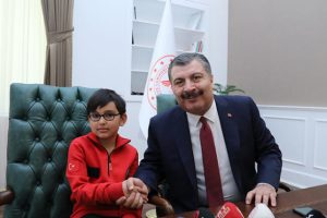 Sağlık Bakanı, makam koltuğunu küçük Kayhan'a devretti