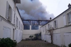 Araç deposunda korkutan yangın