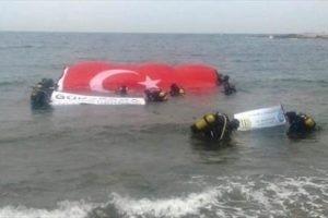 Guinness rekortmeni Karabay su altında dev Türk bayrağı açtı