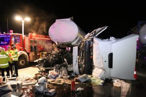 Hurdaya dönen tırın sürücüsü yaralı kurtuldu