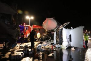 Tankerle TIR çarpıştı, otoyol savaş alanına döndü! Korkunç anlar