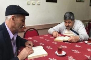 1 saat kitap okuyana çay ve kahve bedava