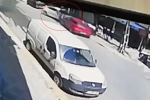 Çaldığı araçla yayaya çarptı! İşte o anlar...
