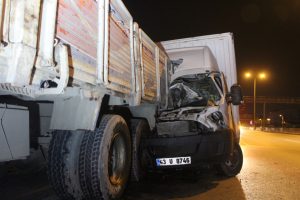 Arızalanan kamyonundan inen sürücü ölümden döndü