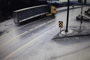 TIR'ın altında kalmaktan son anda kurtuldu