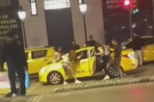 Laf atan kişiyi öfkeli gruptan taksici kurtardı!