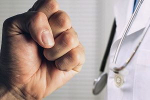 Hasta yakınları doktorun parmağını kırdı