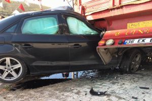 İşe gitmek için araç bekleyen inşaat işçisi otomobilin altında can verdi