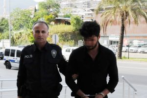 Kaldığı otel odasında üvey kızını istismar etti!