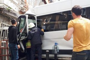 Servis minibüsü apartmana daldı