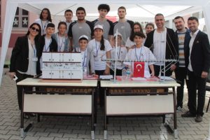 Kırmızı devler okul ziyaretinde