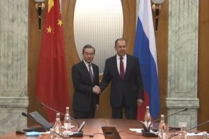 Sergey Lavrov, Çin'li mevkidaşı Wang Yi'yi Soçi'de ağırladı