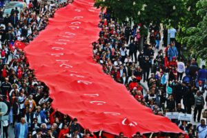 1919 metre Türk bayrağı ile şehir turu