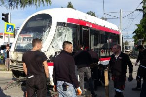 Tır ile çarpışan tramvay raydan çıktı