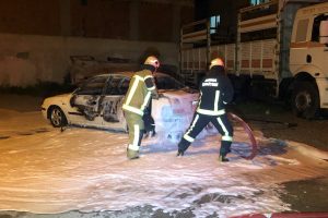 Bursa'da park halindeki otomobil alev alev yandı