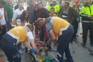 Bursa'da mendil satan çocuğa araç çarptı, babanın ilgisizliği şaşırttı