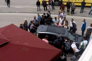 Bursa'da araç içerisinde mahsur kalan küçük çocuğu itfaiye kurtardı
