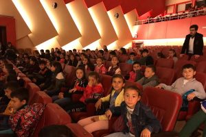 Bursa'da okul aile birliğinden tüm öğrencilere karne hediyesi