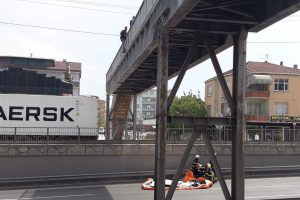 Üst geçitte intihar girişimi nedeniyle yol ulaşıma kapandı