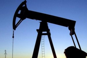 Petrol fiyatları stoklarda artışla karışık