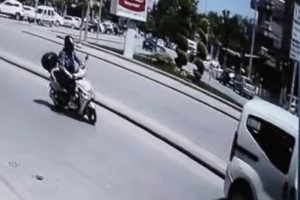 Taktığı kask hayatını kurtardı