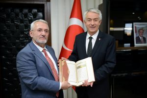 Müftüden Belediye Başkanına Kur'an-ı Kerim'li hayırlı olsun ziyareti