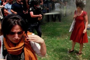 'Kırmızılı kadın' olarak tanınan Sungur'un Anayasa Mahkemesi'ne yaptığı başvuru sonuçlandı