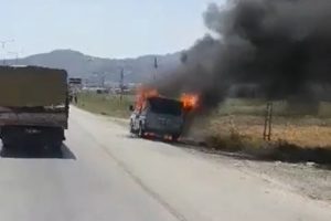 Seyir halindeki minibüs alev alev yandı