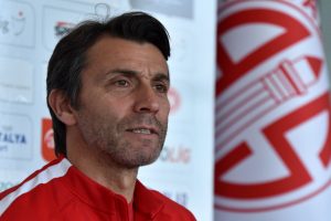 Antalyaspor, Bülent Korkmaz ile yola devam ediyor