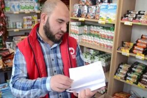 Hayırsever vatandaş veresiye defterini satın alıp borçluları sevindirdi