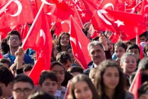 ''Her 4 gençten biri başka bir ülkeye yerleşmeyi düşünüyor''