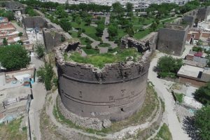 Tarihi surlar ilgisizlikten dökülüyor