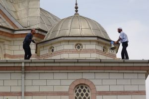 Eski eşi çocuğunu göstermeyince caminin çatısına çıktı