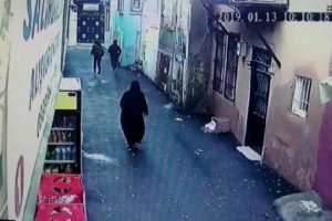 İzmir'deki kapkaç anı güvenlik kamerasına yansıdı