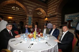 Bursa Valisi Canbolat gençlerle iftar sofrasında buluştu