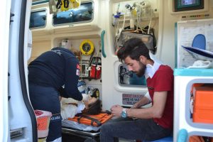 Otomobil, tur minibüsüne çarptı! 4 yaralı