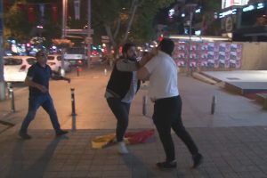 Şampiyonluk turu atan taraftarlara saldırı