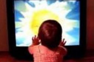 Üzerine televizyon düşen bebek can verdi!