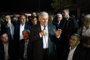 Binali Yıldırım, otogar esnafıyla sahurda buluştu