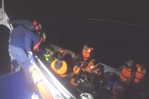 Çanakkale'de lastik botta 34 kaçak göçmen yakalandı