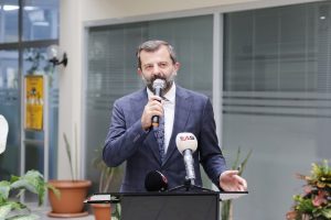Bursa Gürsu Belediye Başkanı Işık'a gelen tebrik çiçekleri, yardım paketlerine dönüştü