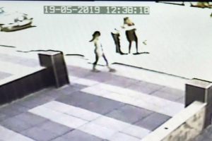 Küçük kızı taciz eden şahıs kameralara yakalandı