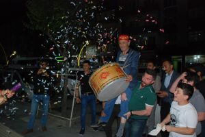 Ramazan davulcusunu omuzlarda taşıdılar